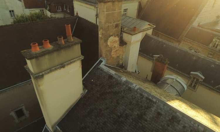 Voir les cheminées et le toit avec un drone à Dijon